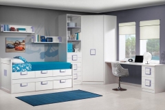 DORMITORIO INFANTIL LACADO EN BLANCO CON DETALLES EN AZUL ; COMPUESTO POR CAMA COMPACTA CON DOBLE FILA DE CAJONES, MESA ESTUDIO, ARMARIO DE RINCÓN, CHIFONIER CON ESTANTERÍA, MESA ESTUDIO Y ESTANTES DE PARED CON CARTELAS.
