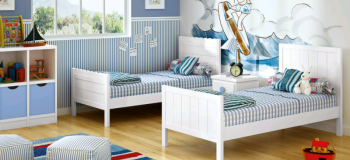 DORMITORIO INFANTIL LACADO EN BLANCO CON DETALLES EN AZUL, COMPUESTO POR DOS CAMAS INDIVIDUALES, MESILLA Y ESTANTERÍA CON GAVETAS.