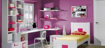 COMPOSICIÓN DE DORMITORIO JUVENIL LACADO EN BLANCO, COMBINADO CON DETALLES EN ROSA ,CON CAMA INDIVIDUAL, MESA ESTUDIO DE RINCÓN, ESTANTES DE PARED, LIBRERÍAS Y MÓDULOS BAJOS DE CAJONES.