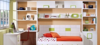 DORMITORIO JUVENIL EN LACA BLANCA COMBINADO CON PISTACHO, CON CAMA NIDO CON ARRIMADERO, PUENTE, ESTANTERÍAS Y MESA ESTUDIO.