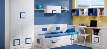 DORMITORIO JUVENIL LACADO EN BLANCO CON DETALLES AZULES, COMPUESTO POR : CAMA NIDO CON ARRIMADERO, ARCÓN ABATIBLE, ARMARIO, MESA ESTUDIO, CUBOS, TRAMPÓN Y ESTANTES DE COLGAR