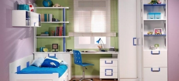 OTRA COMPOSICIÓN DE DORMITORIO JUVENIL EN LACA BLANCA CON AZUL, COMPUESTO POR : CAMA NIDO, ALTOS DE COLCAR, ARMARIO DE UNA PUERTA, MESA ESTUDIO, LIBRERÍA CON ZAPATERO, ESTANTERÍA CURVA Y ARCÓN CON PUERTA ABATIBLE.