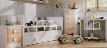 DORMITORIO INFANTIL CON FRENTES EN PINO MACIZO , COMPUESTO POR UNA CAMA NIDO, MESILLA, CHINFFONIER Y MESA ESTUDIO.