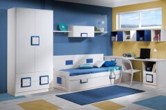 DORMITORIO JUVENIL LACADO EN BLANCO CON DETALLES AZULES, COMPUESTO POR : CAMA NIDO CON ARRIMADERO, ARCÓN ABATIBLE, ARMARIO, MESA ESTUDIO, CUBOS, TRAMPÓN Y ESTANTES DE COLGAR
