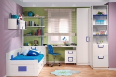 OTRA COMPOSICIÓN DE DORMITORIO JUVENIL EN LACA BLANCA CON AZUL, COMPUESTO POR : CAMA NIDO, ALTOS DE COLCAR, ARMARIO DE UNA PUERTA, MESA ESTUDIO, LIBRERÍA CON ZAPATERO, ESTANTERÍA CURVA Y ARCÓN CON PUERTA ABATIBLE.