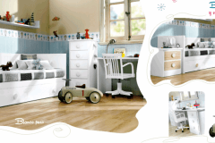DORMITORIO INFANTIL LACADO Y CON FRENTES DE MADERA DE PINO; LA COMPOSICIÓN CONSTA DE UNA CAMA NIDO, MESILLA, CHINFFONIER Y MESA ESTUDIO