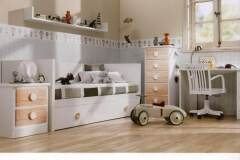 DORMITORIO INFANTIL CON FRENTES EN PINO MACIZO , COMPUESTO POR UNA CAMA NIDO, MESILLA, CHINFFONIER Y MESA ESTUDIO.