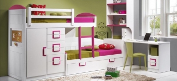 DORMITORIO INFANTIL CON CAMA TREN LACADA EN BLANCO CON DETALLES EN ROSA, ARMARIO, CHINFFONIER, ARCÓN EXTRAÍBLE Y MESA ESTUDIO.