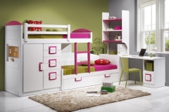 DORMITORIO INFANTIL CON CAMA TREN LACADA EN BLANCO CON DETALLES EN ROSA, ARMARIO, CHINFFONIER, ARCÓN EXTRAÍBLE Y MESA ESTUDIO.