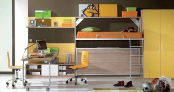 DETALLE DE LA APERTURA DE LA CAMA ALTA DE LA LITERA ABATIBLE HORIZONTAL.