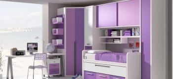 DORMITORIO JUVENIL CON CAMA COMPACTO, PUENTE ARMARIO CON CHIFONIER, ARMARIO DE UNA PUERTA , ARMARIO DE RINCÓN, Y MESA ESTUDIO; AQUÍ COMBINAMOS EL BLANCO CON TONOS LILAS Y MORADOS