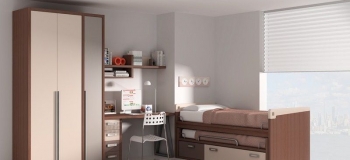 AHORA JUGAMOS CON LOS NOGALES Y LOS FRENTES TEXTURADOS EN TONOS TIERRAS, PARA CREAR UN DORMITORIO JUVENIL ATEMPORAL, CON UNA CAMA COMPACTO CON CAJONES ASIMÉTRICOS, ARMARIO Y MESA ESTUDIO.