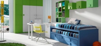 DORMITORIO JUVENIL CON BICAMA O CAMA COMPACTA EN AZUL, ARMARIO CON PUERTAS JAPONESAS EN VERDE Y BLANCO, MESA ESTUDIO Y ARCÓN ZAPATERO BLANCOS Y CUBOS DE PARED VERDES