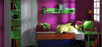 DORMITORIO INFANTIL O JUVENIL CON CAMA COMPACTO O BICAMA CON CAJONES BAJOS. EL ESTA HABITACIÓN INFANTIL COMBINAMOS EL BLANCO, VERDE, NARANJA Y AZUL.