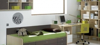 DORMITORIO JUVENIL, EN MAPLE, MOKA Y BLANCO, CON CAMA COMPACTA BAJA CON DOBLE FILA DE CAJONES, MESA ESTUDIO, MODULO ALTO DE PUERTA Y ESTANTERÍA.