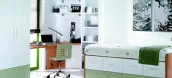 DORMITORIO JUVENIL EN EL QUE COMBINAMOS EL BLANCO CON EL VERDE Y ESTRUCTURAS EN HAYA; COMPUESTO POR UNA CAMA COMPACTO BAJA CON DOS FILAS DE CAJONES, ARMARIO, MESA ESTUDIO DE RINCÓN Y LIBRERÍA.