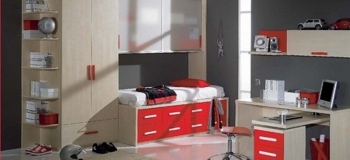 DORMITORIO JUVENIL EN MAPLE ,COMBINADO CON ROJO; COMPUESTO POR UN ARMARIO, TERMINAL, PUENTE, MESA ESTUDIO Y ALTO TRAMPÓN