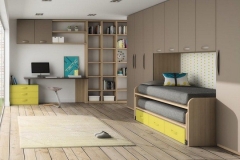 EN ESTA FOTOGRAFÍA PODEMOS VER LA MISMA HABITACIÓN ANTERIOR PERO CON DIFERENTES ACABADOS. EN LA CAMA COMPACTO, LA SEGUNDA CAMA PUEDE IR CERRADA.