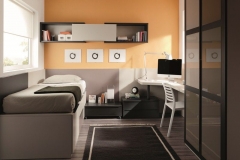 DORMITORIO JUVENIL CON CAMA COMPACTA CON CAJONES INTERMEDIOS Y CAMA ARRASTRE, MESA ESTUDIO DE RINCÓN, ARMARIO DE PUERTAS CORREDERAS, ALTOS DE COLGAR, MÓDULOS DE CAJONES Y PANELES EN PARED.