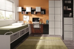 HABITACIÓN JUVENIL CON COMPACTO DE CAJONES INTERMEDIOS CON CAMA ARRASTRE, ARCÓN EXTRAÍBLE, MESA ESTUDIO, ARMARIO ,CUBOS DE PARED Y LIBRERÍA CON ZAPATERO.