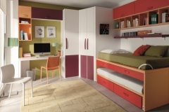 DORMITORIO JUVENIL, COMPUESTO POR UN COMPACTO CON DOS CAMAS Y DOBLE FILA DE CAJONES, ARMARIO DE RINCÓN, MESA ESTUDIO, CUBOS DE COLGAR Y TRAMPONES.