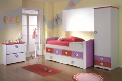 DORMITORIO INFANTIL CON CAMA COMPACTA O BICAMA, ARMARIO, Y ZAPATERO ; EN ESTE DORMITORIO EL ACABADO BASE ES EL BLANCO TEXTURADO COMBINADO CON FUCSIA Y LILA, TIRADOR FLOR.