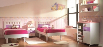 DORMITORIO INFANTIL CON DOS CAMAS, MESILLA, CÓMODA SINGULAR Y ESTANTES.