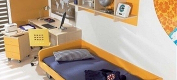 DORMITORIO JUVENIL CON CAMA CON BRAZOS Y RUEDAS, MESA ESTUDIO Y ESTANTERÍAS.