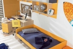 DORMITORIO JUVENIL CON CAMA CON BRAZOS Y RUEDAS, MESA ESTUDIO Y ESTANTERÍAS.