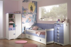 CAMA NIDO CON BRAZOS GÓNDOLA CON CHIFFONIER DE CAJONES COMBINADO CON AZULES Y BLANCOS.
