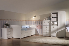 EN ESTA FOTO VEMOS UNA CAMA NIDO Y UN CONJUNTO DE MUEBLES TODOS CON UN ACABADO BLANCO.