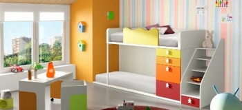 CAMA TREN PARA LOS MÁS PEQUEÑOS DE LA CASA. COLORES Y TIRADORES MUY DIVERTIDOS.