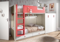 HABITACIÓN JUVENIL CON CAMA TREN CON UN MUEBLE LATERAL.