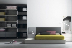 DORMITORIO CON TATAMI, MESILLAS Y VESTIDOR.