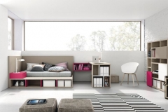 HABITACIÓN JUVENIL CON TATAMI CON HUECOS DIÁFANOS Y CANAPÉ, MESA ESTUDIO Y LIBRERÍA CON PUERTAS.