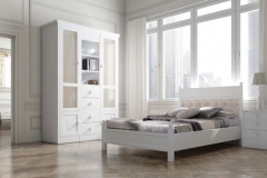 DORMITORIO LACADO SOBRE MADERA DE HAYA, COMPUESTO POR UNA CAMA TAPIZADA DE 1.35, MESILLA Y ARMARIO DE DOS PUERTAS DE CRISTAL Y UN CHINFFONIER CENTRAL CON ESTANTERÍA.