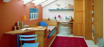 DORMITORIO EN MADERA DE PINO MACIZO, COLOR MIEL; COMPUESTO POR UNA CAMA NIDO,DOS MESAS ESTUDIO, ARMARIO DE RINCÓN, LIBRERÍA Y ESTANTE DE PARED.