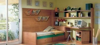 DORMITORIO JUVENIL EN MADERA DE PINO,CON CAMA NIDO, MESA ESTUDIO, LIBRERÍAS Y PANELES.