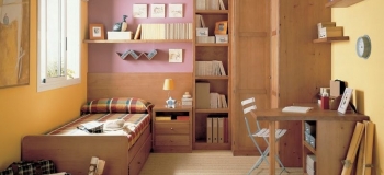 HABITACIÓN EN MADERA DE PINO MACIZO, COMPUESTA POR UNA CAMA NIDO, CABEZAL MESILLA, LIBRERÍA,,ARMARIO DE RINCÓN Y MESA ESTUDIO.