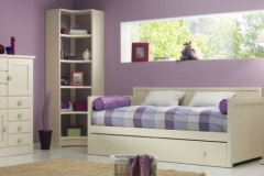 HABITACIÓN JUVENIL,CON CAMA NIDO,ESTANTERÍA DE RINCÓN Y CHINFFONIER CON CAJONES Y PUERTAS,FABRICADO SOBRE MADERA DE PINO MACIZO Y LACADO EN BLANCO.
