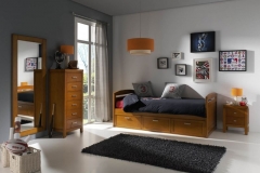 DORMITORIO JUVENIL EN MADERA DE HAYA COLOR CEREZO, COMPUESTO POR UNA CAMA NIDO CON BAJO DE CAJONES, MESILLA, CHINFFONIER Y ESPEJO.