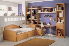 DORMITORIO JUVENIL EN PINO MACIZO COLOR NATURAL; COMPUESTO POR CAMA NIDO, MESA ESTUDIO Y LIBRERÍAS.