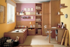 HABITACIÓN EN MADERA DE PINO MACIZO, COMPUESTA POR UNA CAMA NIDO, CABEZAL MESILLA, LIBRERÍA,,ARMARIO DE RINCÓN Y MESA ESTUDIO.